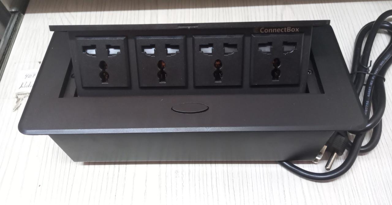 CAJA RETRACTIL DE 4 ENCHUFES NEGRO