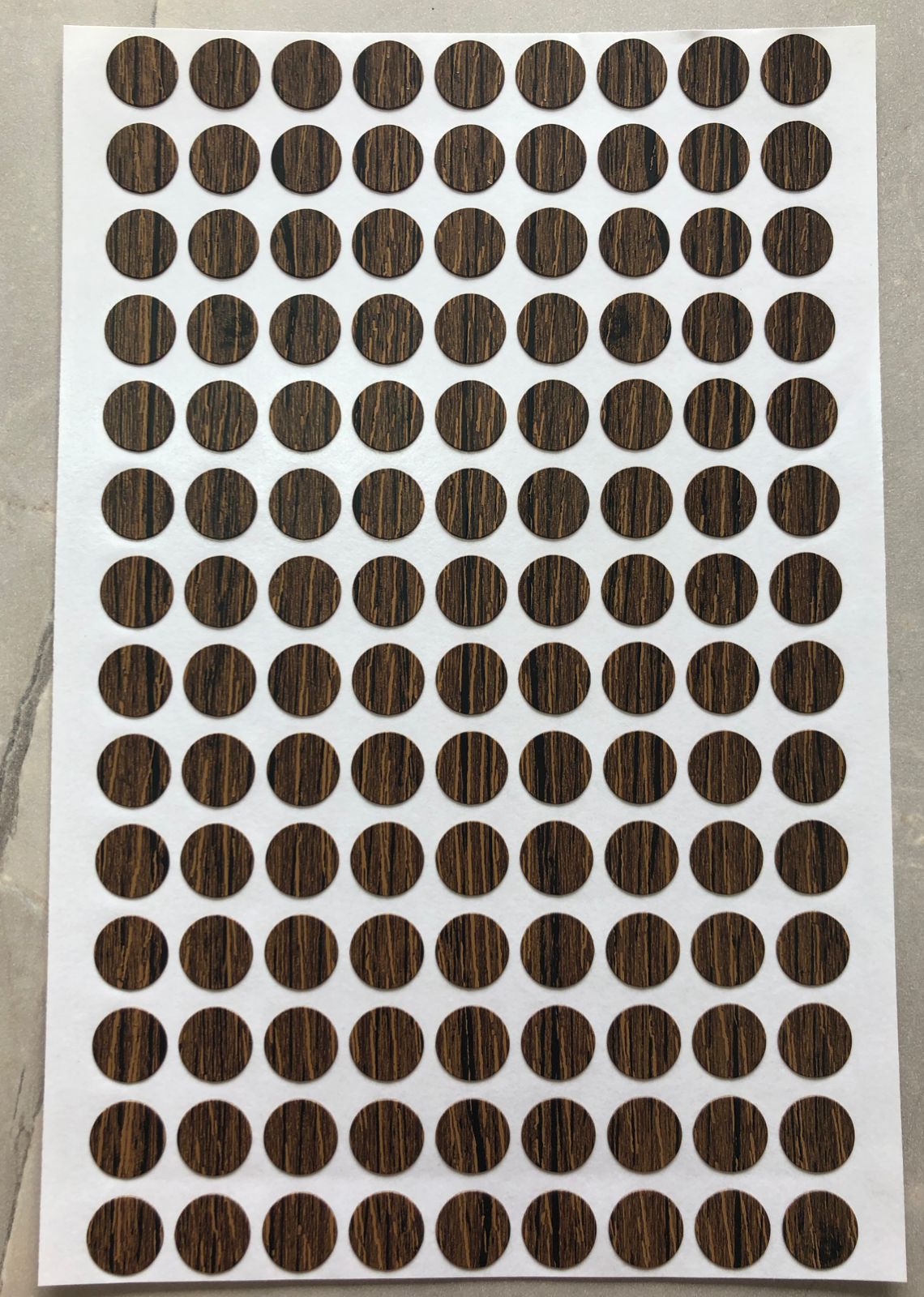 TAPITAS ADHESIVAS COLOR CARAMELO X PLANCHA